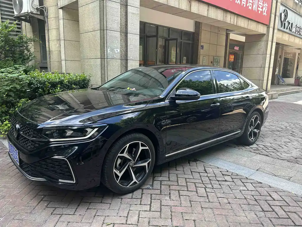 2022 Volkswagen Passat - zdjęcie 1 z 9