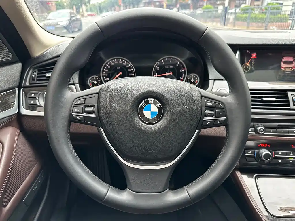 BMW 5 Series — миниатюра 16
