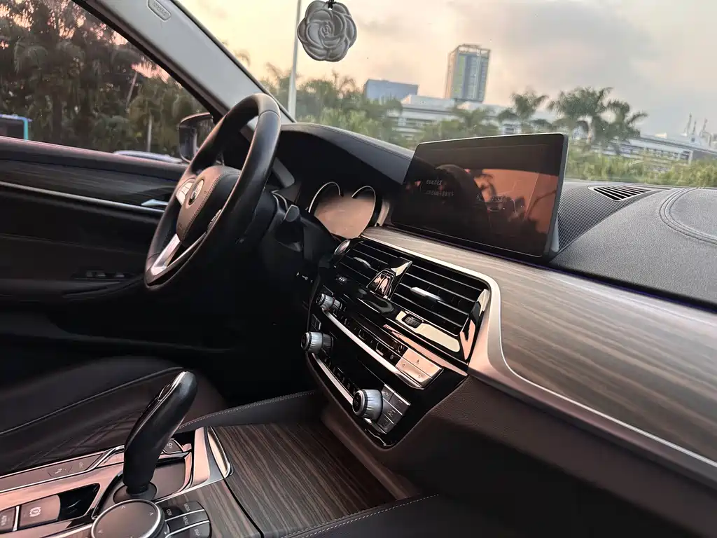 BMW 5 Series New Energy — миниатюра 22