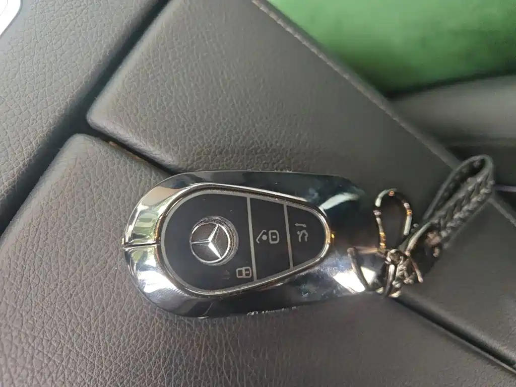 Mercedes-Benz EQE SUV — миниатюра 12