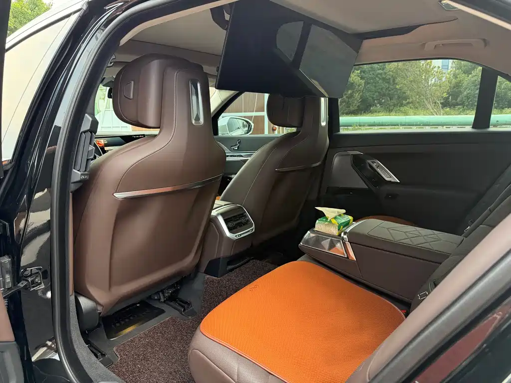BMW 7 Series — миниатюра 11