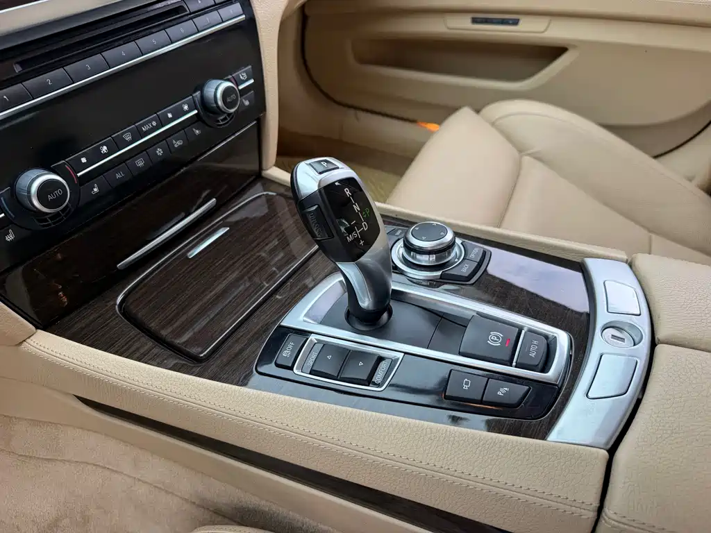 BMW 7 Series — миниатюра 7