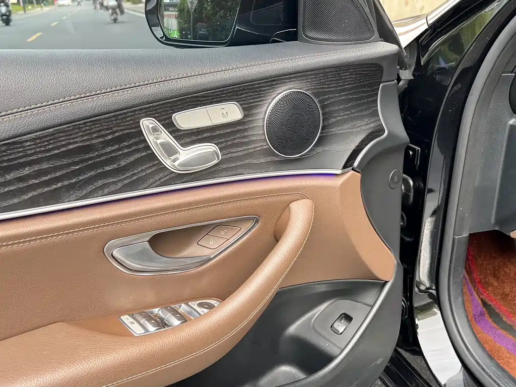 Mercedes-Benz E-Class — миниатюра 10
