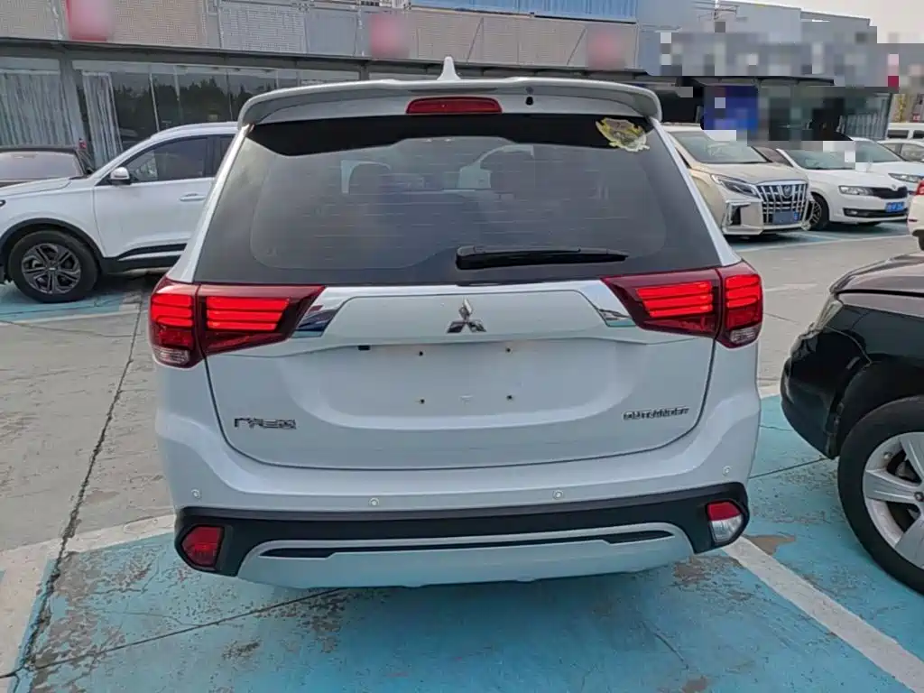 Mitsubishi Outlander — миниатюра 6