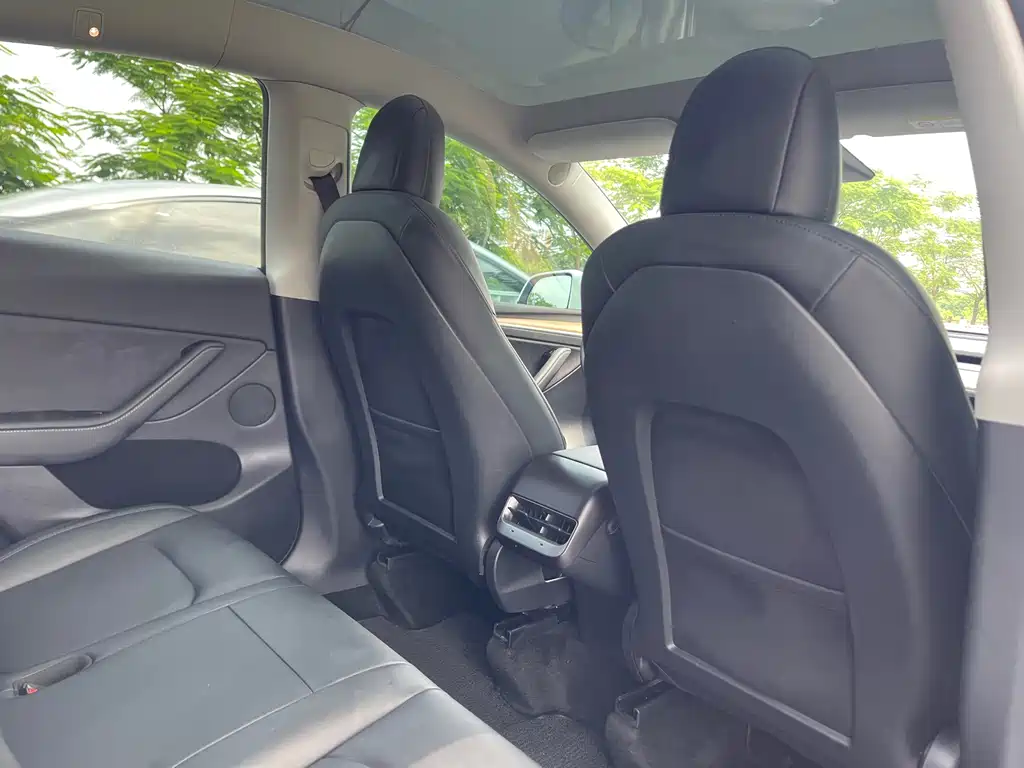 Tesla Model Y — миниатюра 13
