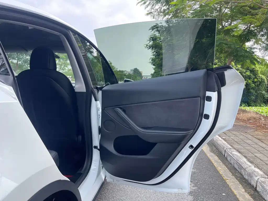 Tesla Model Y — миниатюра 16