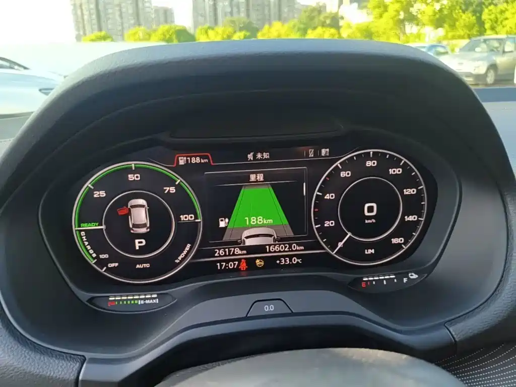 Audi Q2L e-tron — миниатюра 12