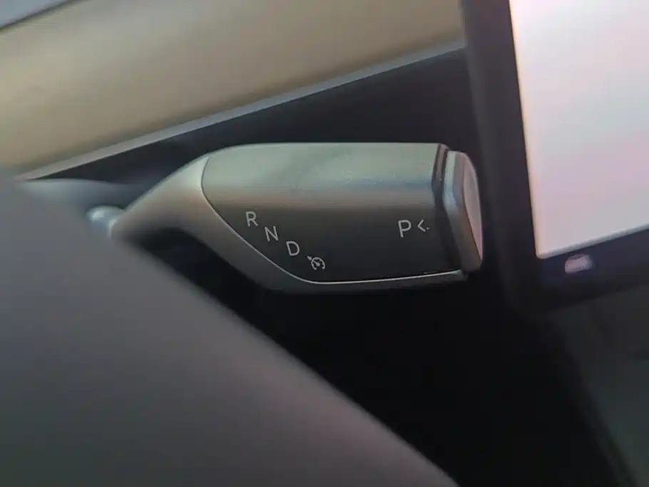 Tesla Model Y — миниатюра 16