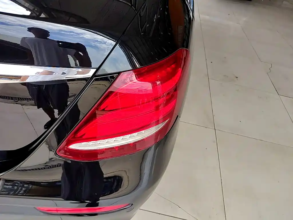 Mercedes-Benz E-Class — миниатюра 8