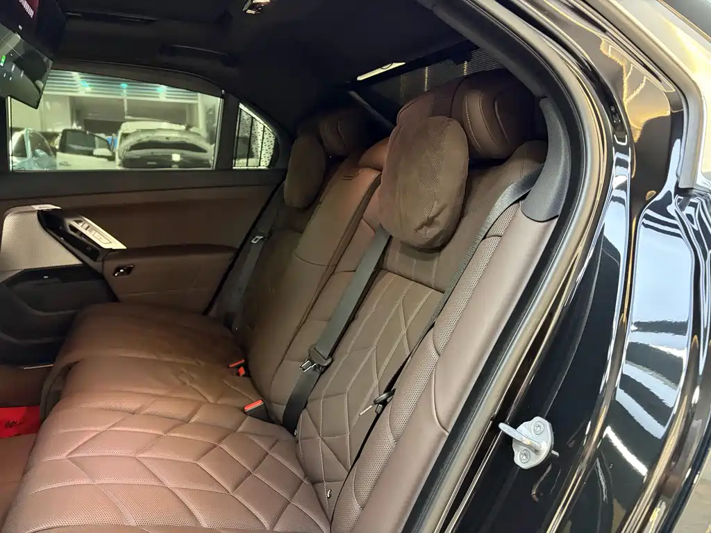 BMW 7 Series — миниатюра 19