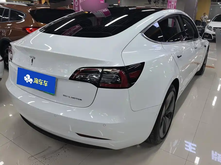 Tesla Model 3 — миниатюра 3