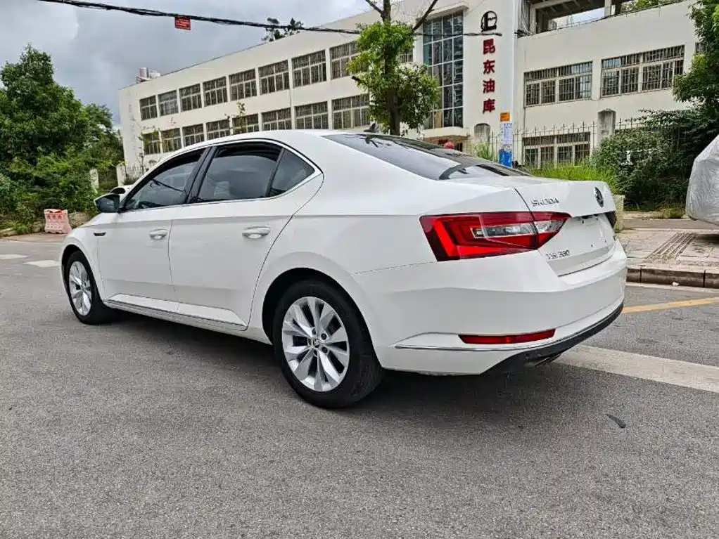 Skoda Superb — миниатюра 7