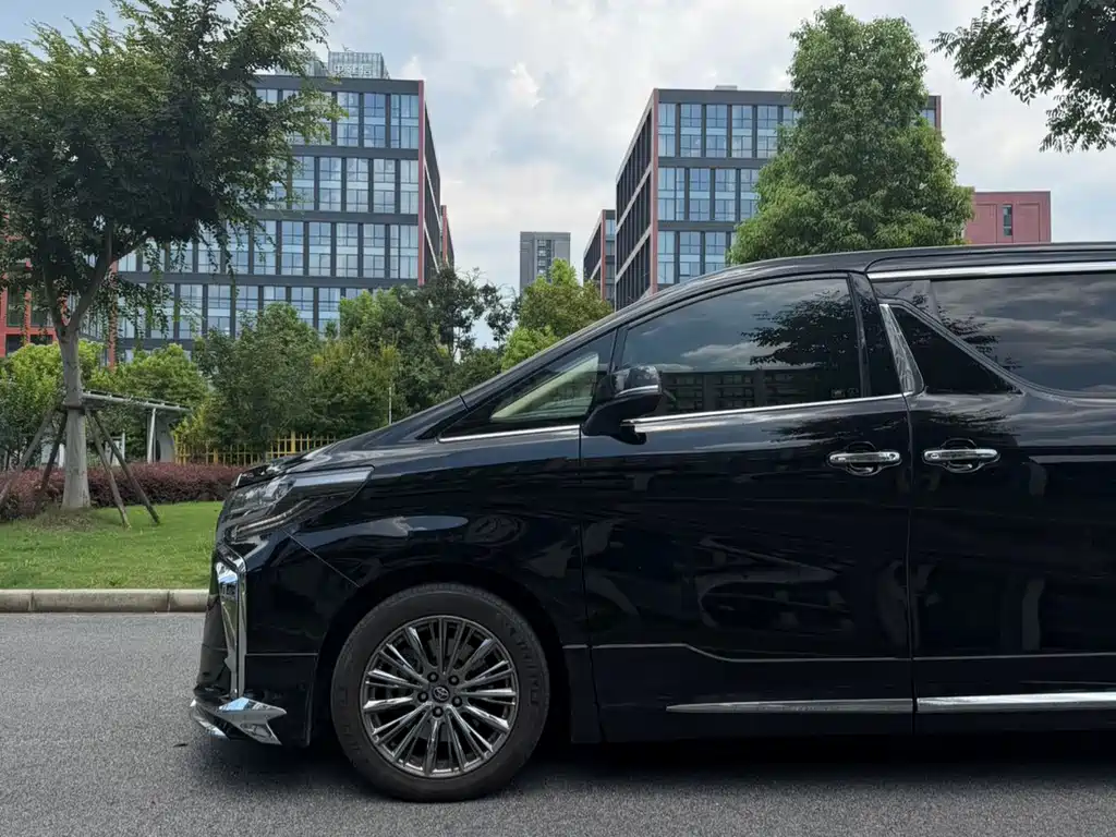 Toyota Alphard — миниатюра 7