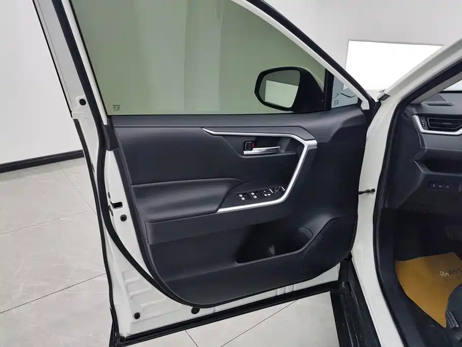 Toyota RAV4 — миниатюра 7