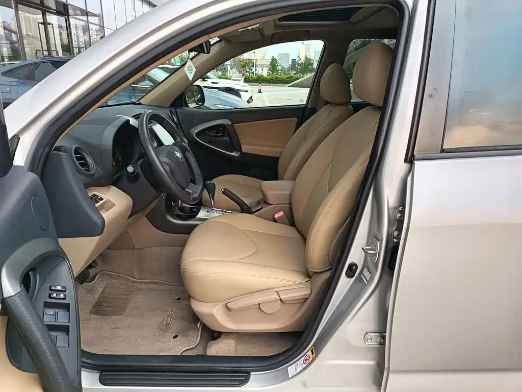 Toyota RAV4 — миниатюра 5