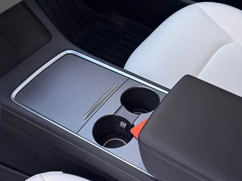 Tesla Model Y — миниатюра 15