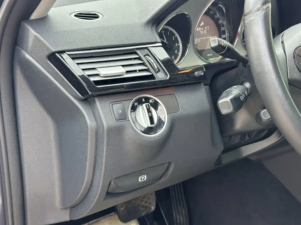 Mercedes-Benz E-Class — миниатюра 11