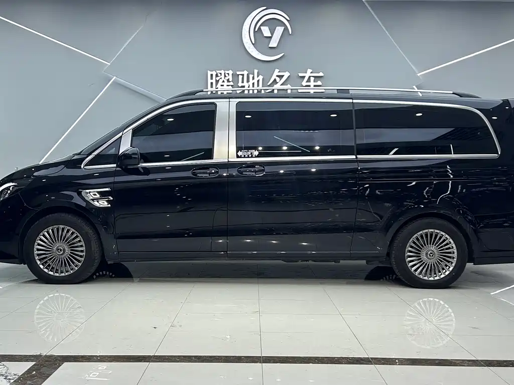 Mercedes-Benz Vito 2023 2.0T 7 мест
