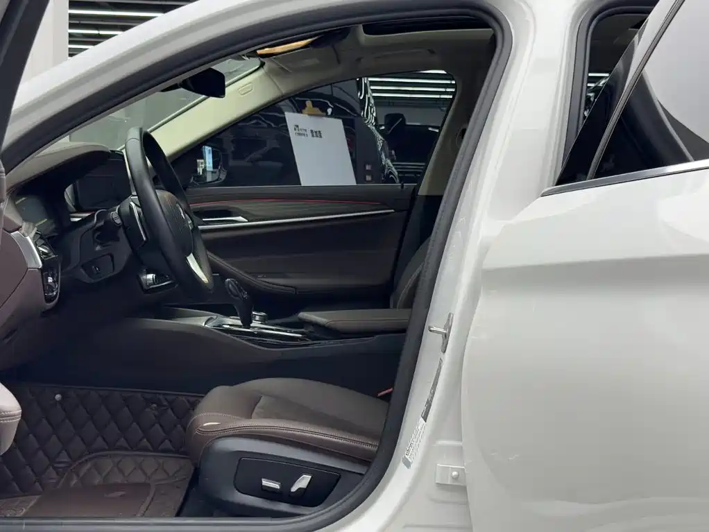 BMW 5 Series — миниатюра 8