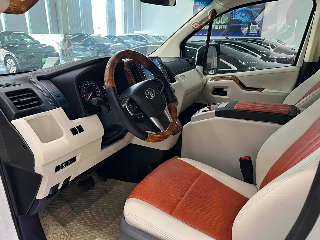 Toyota HiAce 2022 3.5L AT