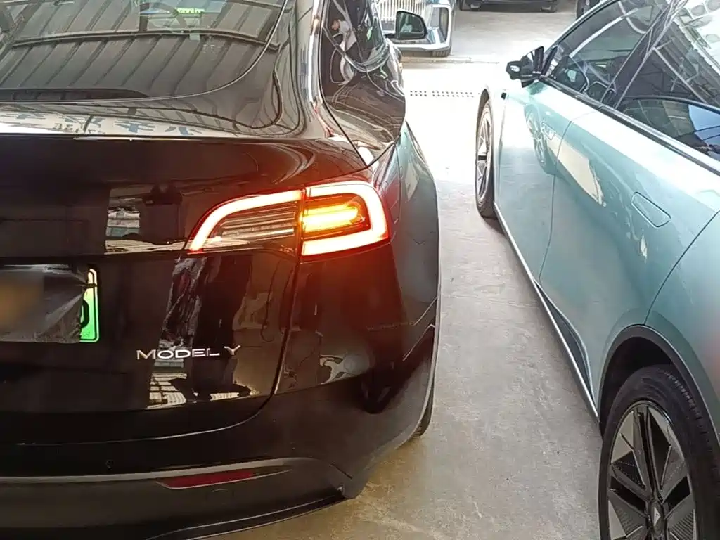Tesla Model Y — миниатюра 8