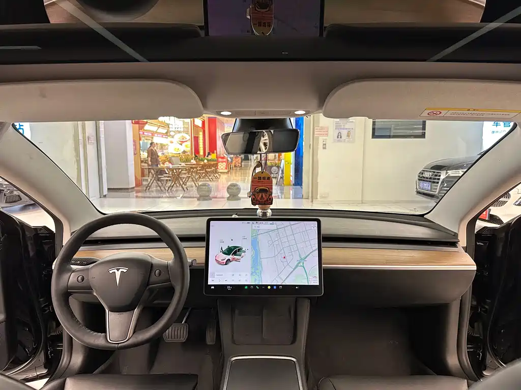 Tesla Model 3 — миниатюра 16