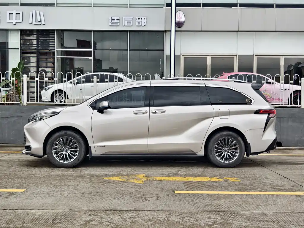 Toyota Sienna — миниатюра 3
