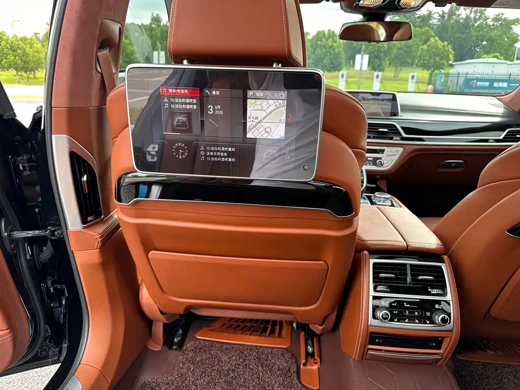 BMW 7 Series — миниатюра 22