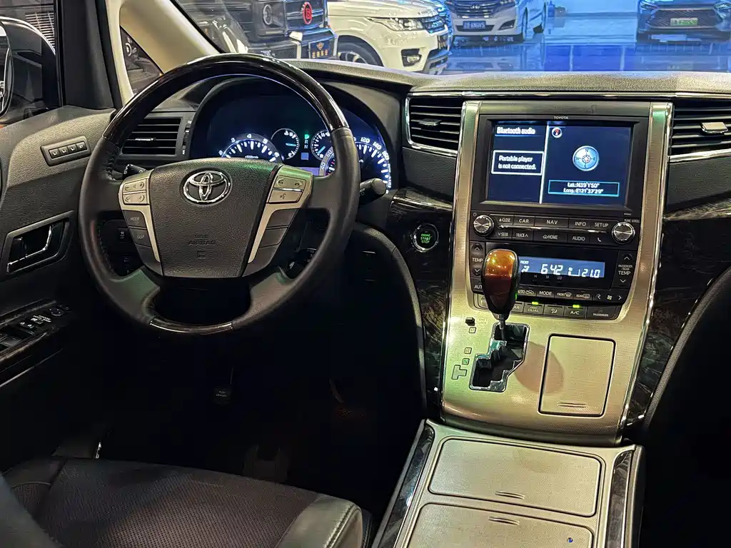 Toyota Alphard — миниатюра 15