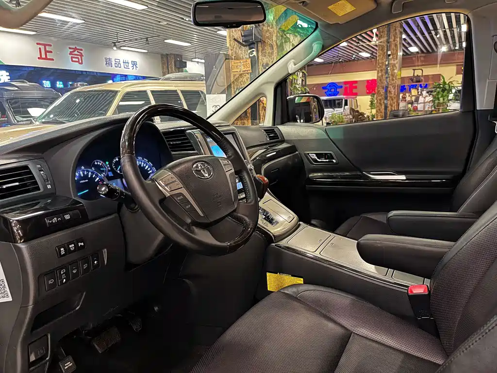 Toyota Alphard — миниатюра 8