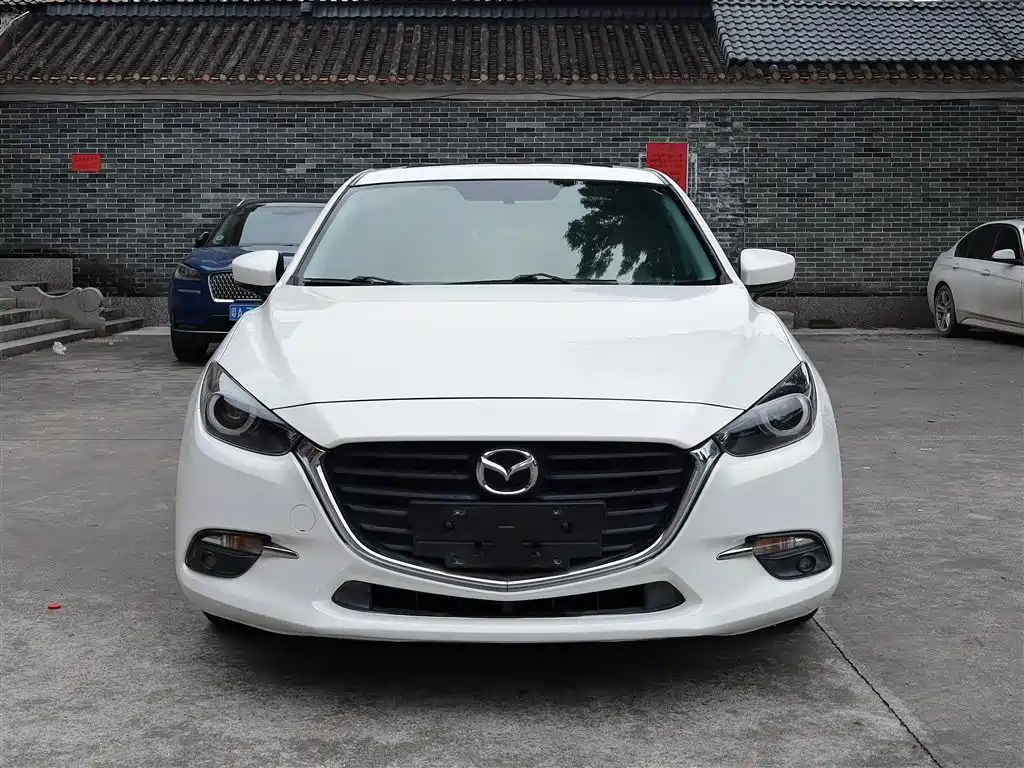 Mazda Mazda3 3 2017 1.5L AT Luxury V