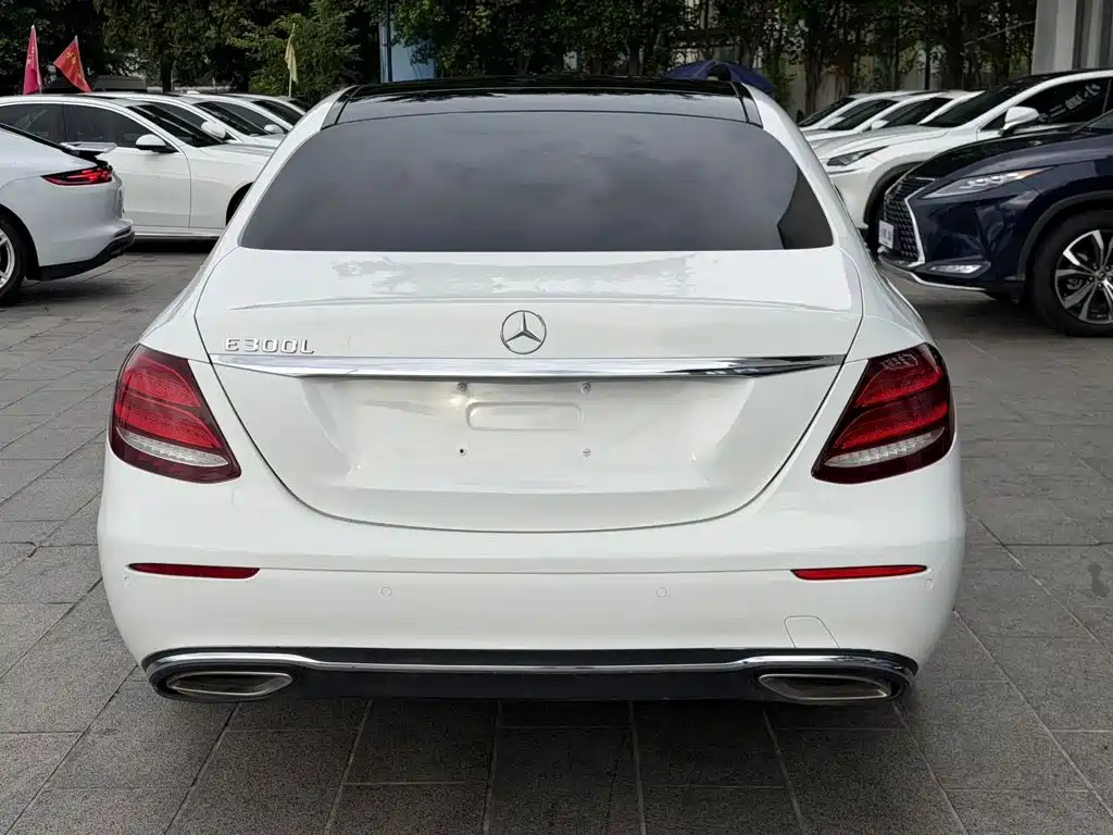 Mercedes-Benz E-Class — миниатюра 7