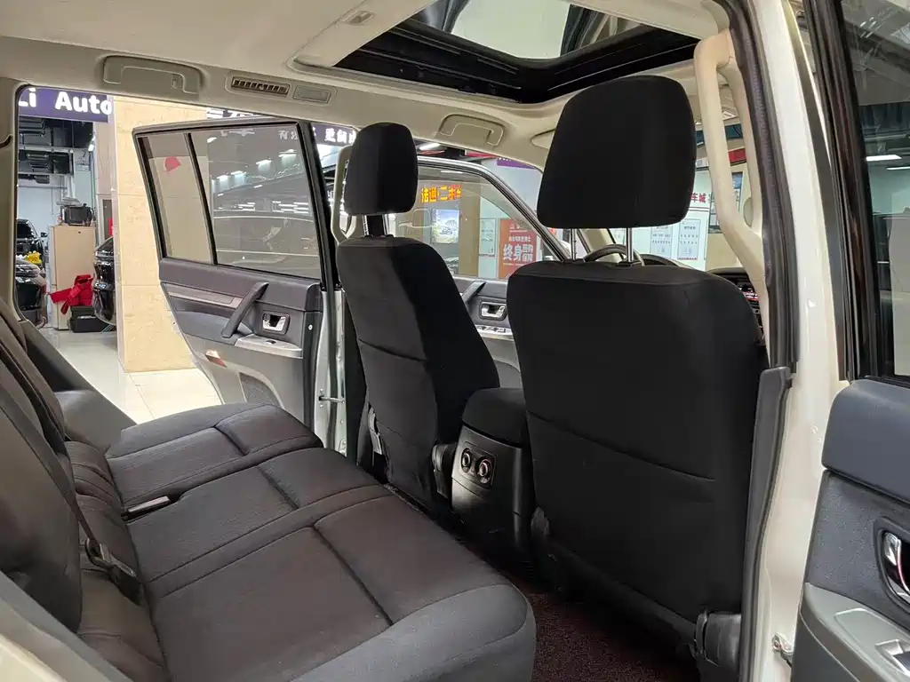 Mitsubishi Pajero (Import) — миниатюра 14