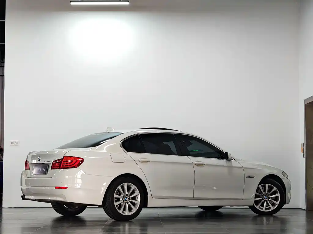 BMW 5 Series — миниатюра 4