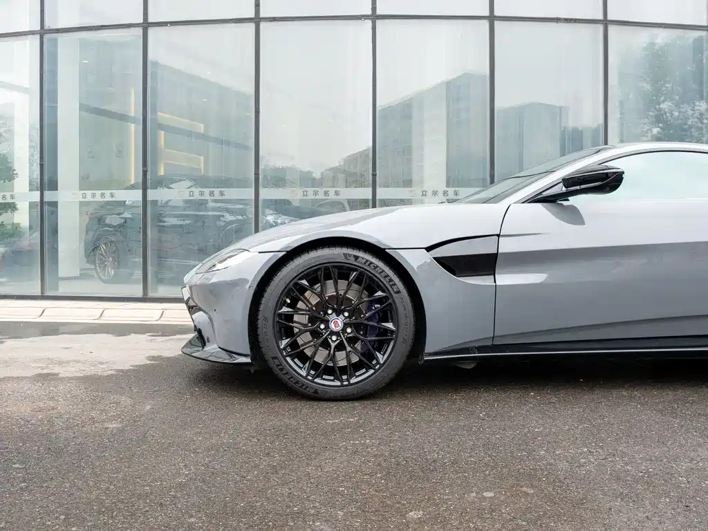 ASTON MARTIN V8 VANTAGE