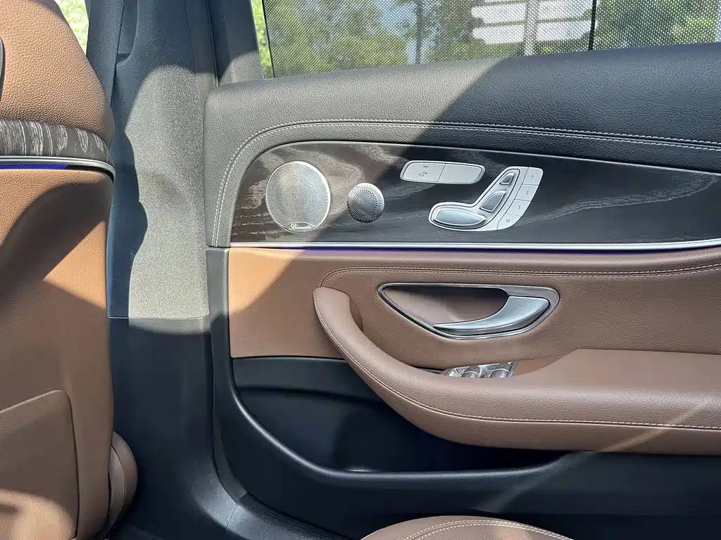 Mercedes-Benz E-Class — миниатюра 12