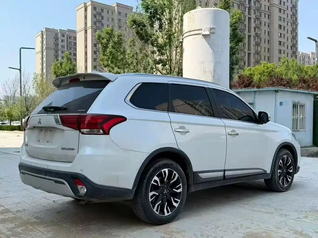 Mitsubishi Outlander 2021 2.4L 7 мест