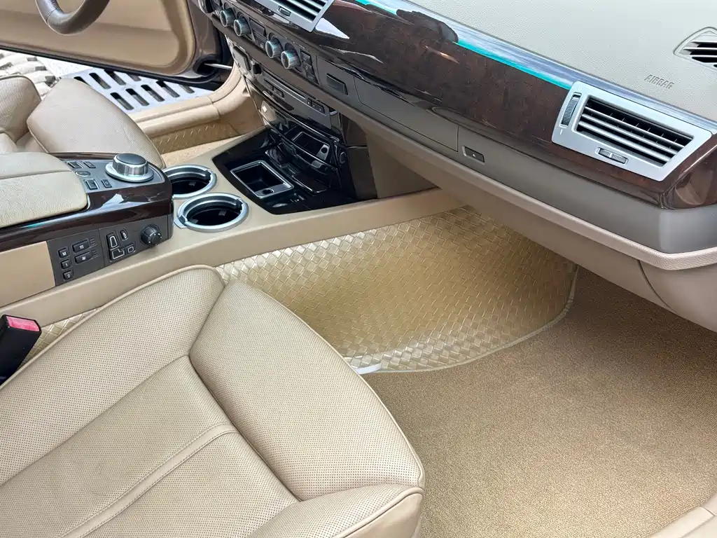 BMW 7 Series — миниатюра 23