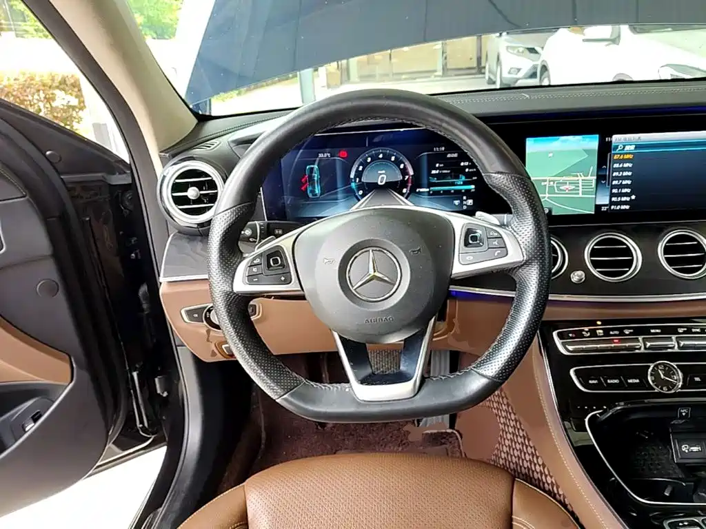 Mercedes-Benz E-Class — миниатюра 11