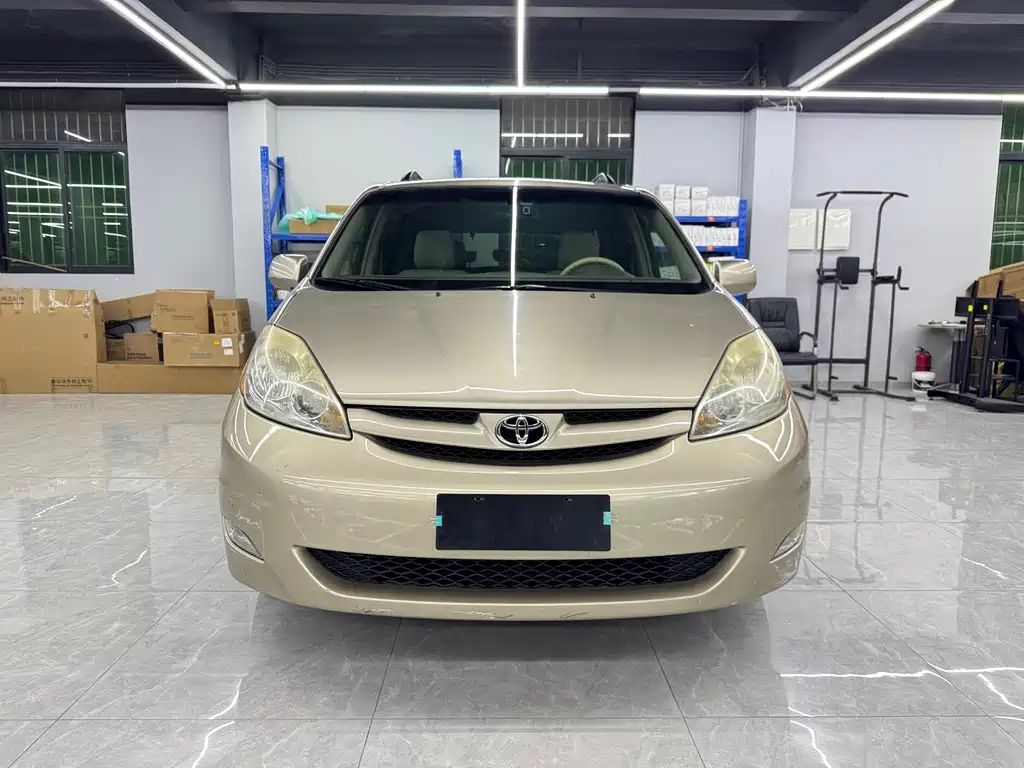 Toyota Sienna — миниатюра 2