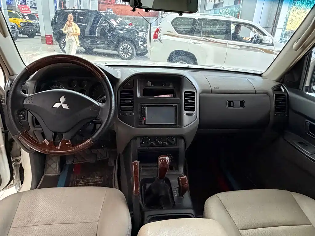 Mitsubishi Pajero — миниатюра 6