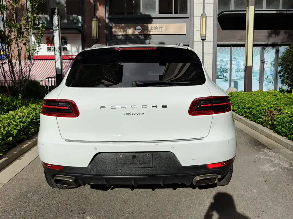 PORSCHE MACAN