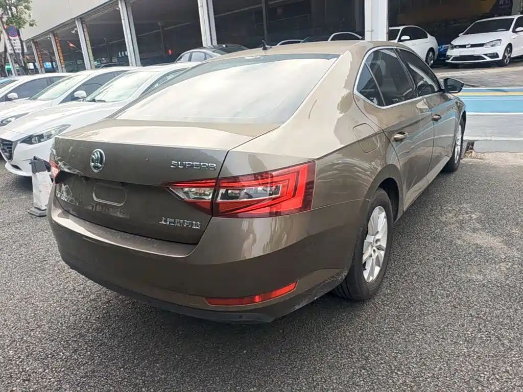 Skoda Superb — миниатюра 7