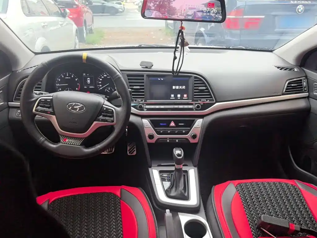 Hyundai Elantra — миниатюра 10