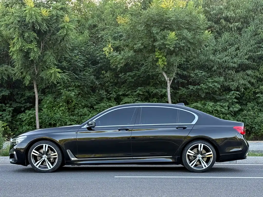 BMW 7 Series — миниатюра 3
