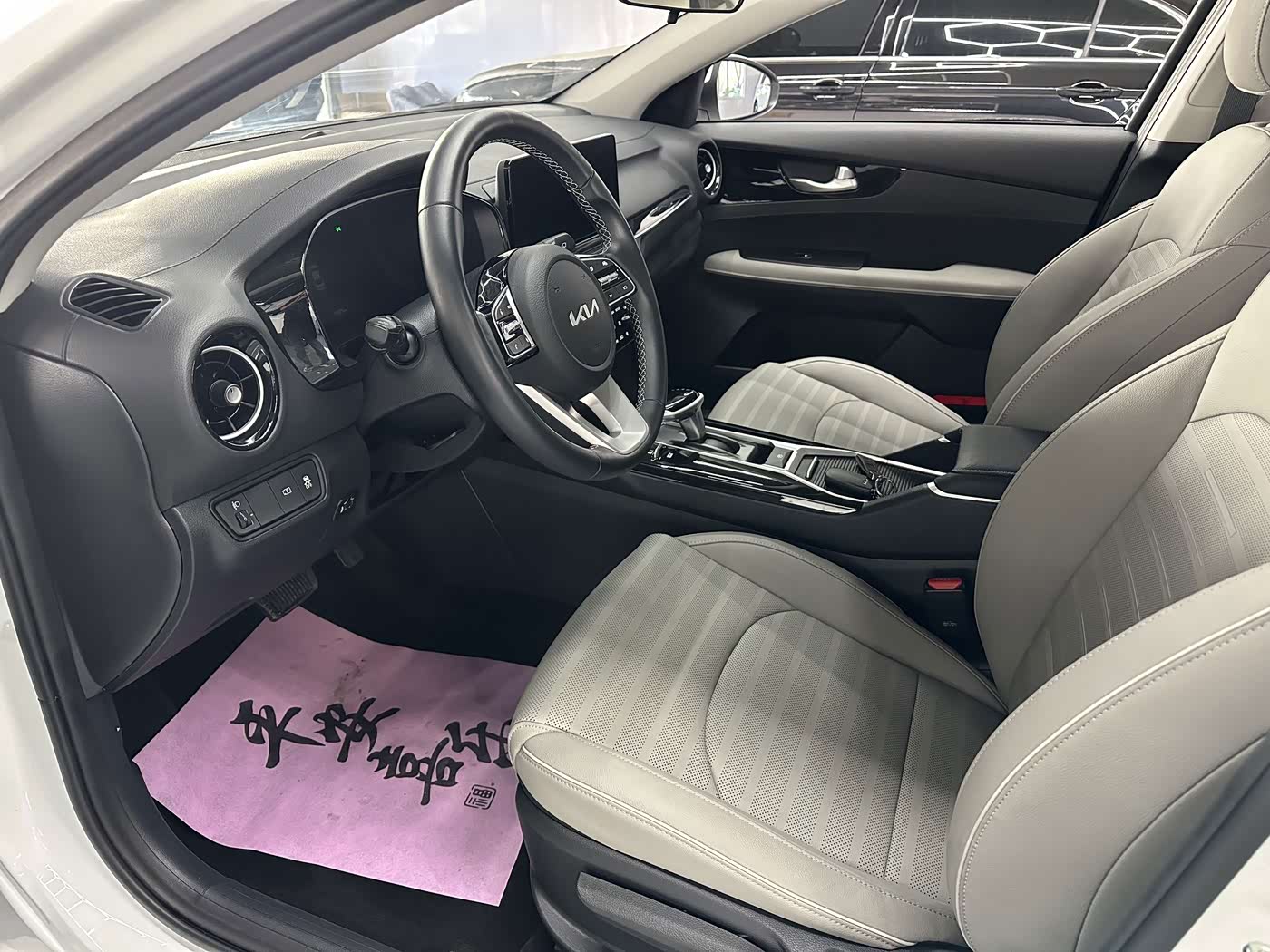 Kia K3 1.5 л 2023 г. Белый, пробег 19000 км