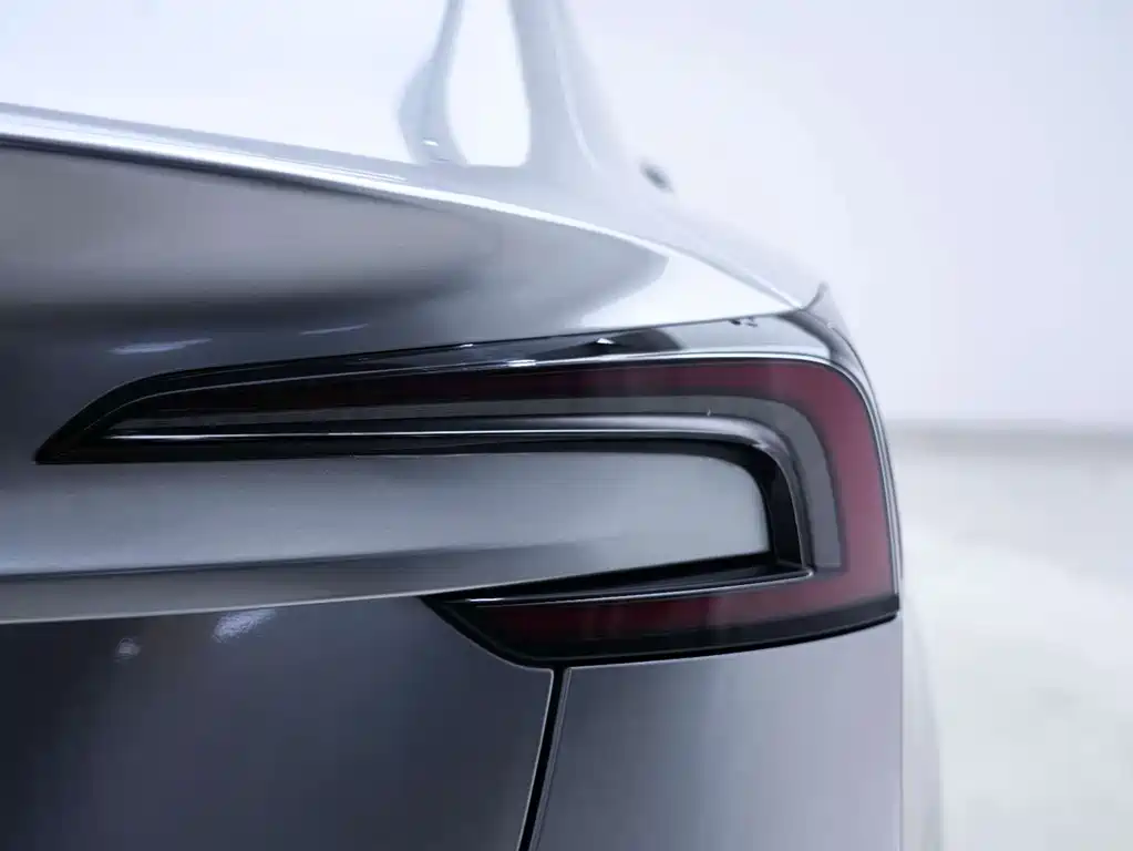 Tesla Model 3 — миниатюра 12