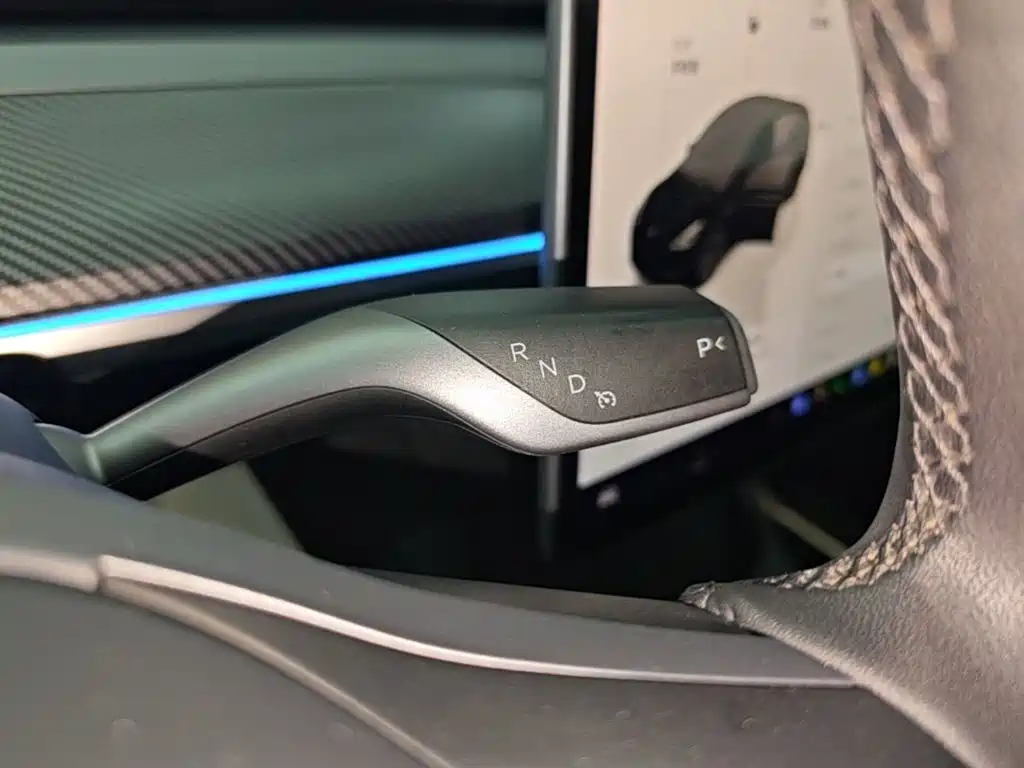 Tesla Model Y — миниатюра 14