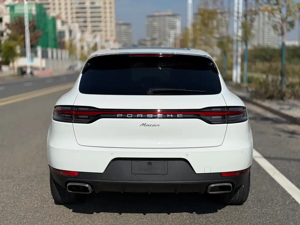 PORSCHE MACAN