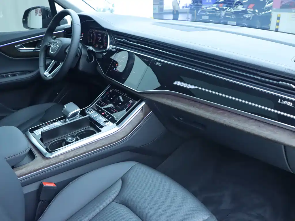 Audi Q7 2023 45 TFSI quattro S line Sport